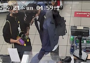 Policie pátrá po čtveřici mladých lidí, kteří v srpnu po Praze nakupovali na ukradenou platební kartu.