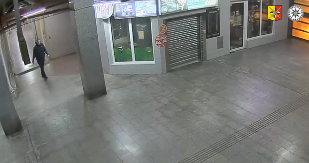 Policisté pátrají po muži, který zapálil dva nápojové automaty ve stanici metra Luka. (4. únor 2024)