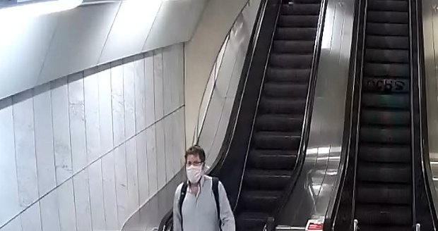 Pražští policisté hledají muže, kterého agresor napadl ve stanici metra Náměstí Míru dne 11. června.