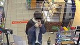 Lump se zbraní přepadl pejskaře v Holešovicích, pak se rozbrečel. Policii se sám přihlásil
