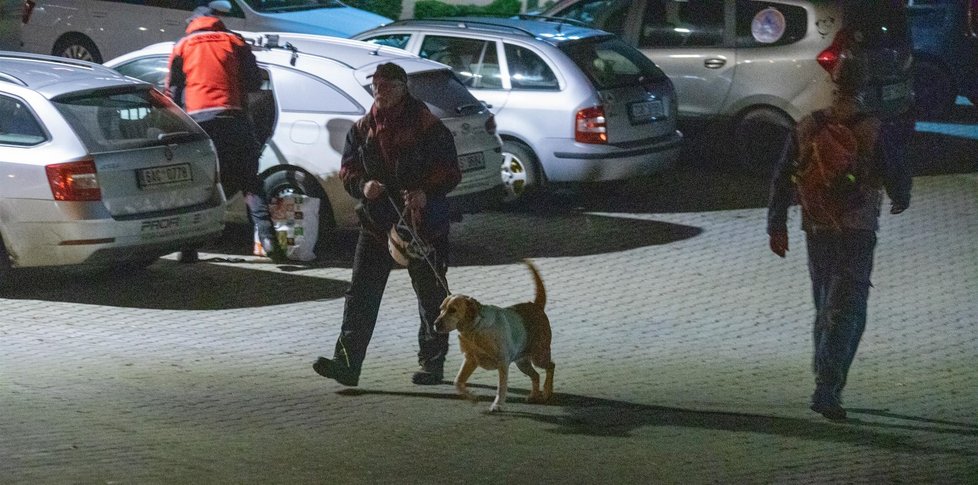 Policie pátrala po Nine H. a Janu P., rozjela se velká pátrací akce v Prokopském údolí. Pohřešovanou dvojici hledalo asi 20 psovodů z celé ČR a na místě byli kriminalisté z oddělení vražd.