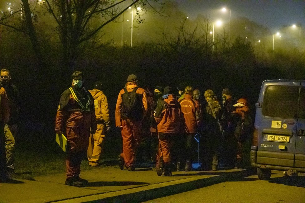 Policie od pátku pátrá po Nine H. a Janu P., rozjela se velká pátrací akce v Prokopském údolí. Pohřešovanou dvojici hledá asi 20 psovodů z celé ČR a na místě jsou kriminalisté z oddělení vražd.