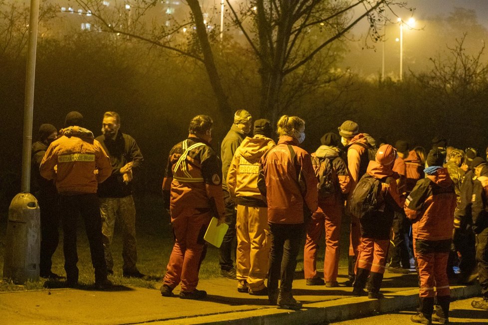 Policie od pátku pátrala po Nině H. a Janu P., rozjela se velká pátrací akce v Prokopském údolí. Pohřešovanou dvojici hledá asi 20 psovodů z celé ČR a na místě jsou kriminalisté z oddělení vražd.