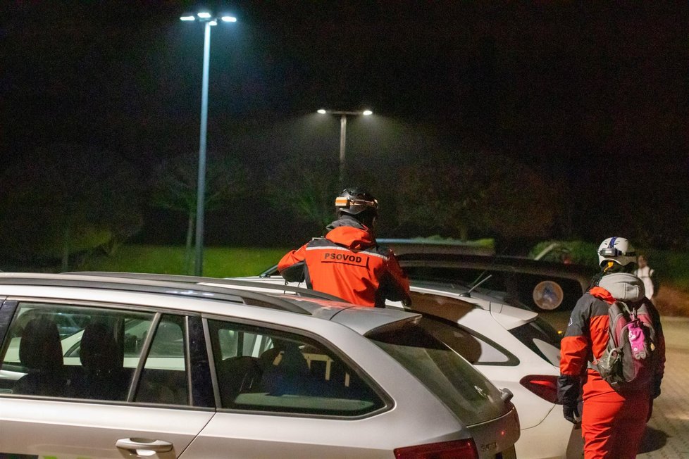 Policie od pátku pátrala po Nině H. a Janu P., rozjela se velká pátrací akce v Prokopském údolí. Pohřešovanou dvojici hledá asi 20 psovodů z celé ČR a na místě jsou kriminalisté z oddělení vražd.