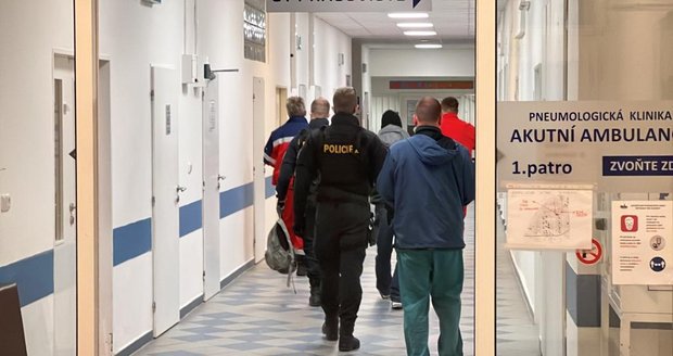 Policisté pátrají po pacientovi z Thomayerovy nemocnice. (26. leden 2022)