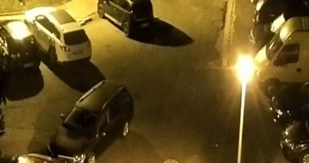 Policie hledá zloděje auta z pražského Proseku.