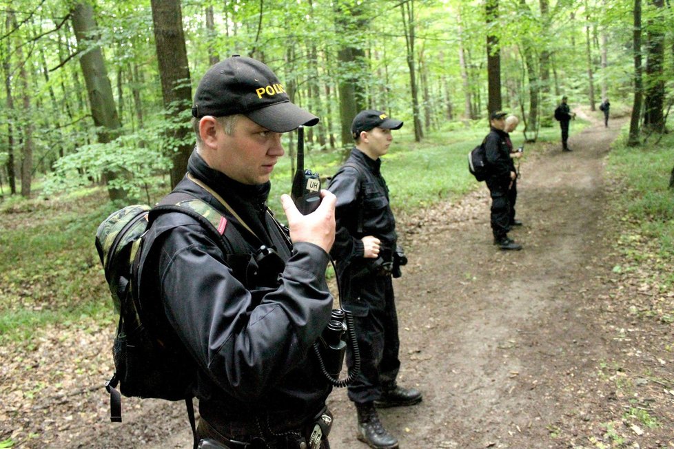 Desítky policistů vytvorily rojnici v lese, kde se měl školák sejit s kamarádem