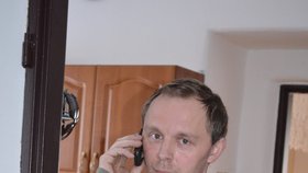 Pavel Paur Blesku tvrdil, že se manželce zkoušel od počátku dovolat. Její telefon byl prý ale stále nedostupný. Teď tvrdí, že napřed vyzváněl, nikdo ho ale nezvedal.