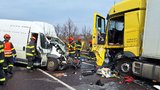 Tragédie na Břeclavsku: Řidič dodávky přejel do protisměru, zkřížil cestu kamionu a zemřel