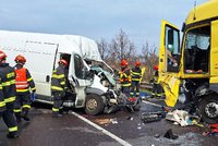 Tragédie na Břeclavsku: Řidič dodávky přejel do protisměru, zkřížil cestu kamionu a zemřel