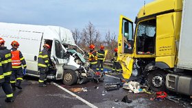 Řidič (†40) dodávky u Perné na Břeclavsku nepřežil srážku s kamionem