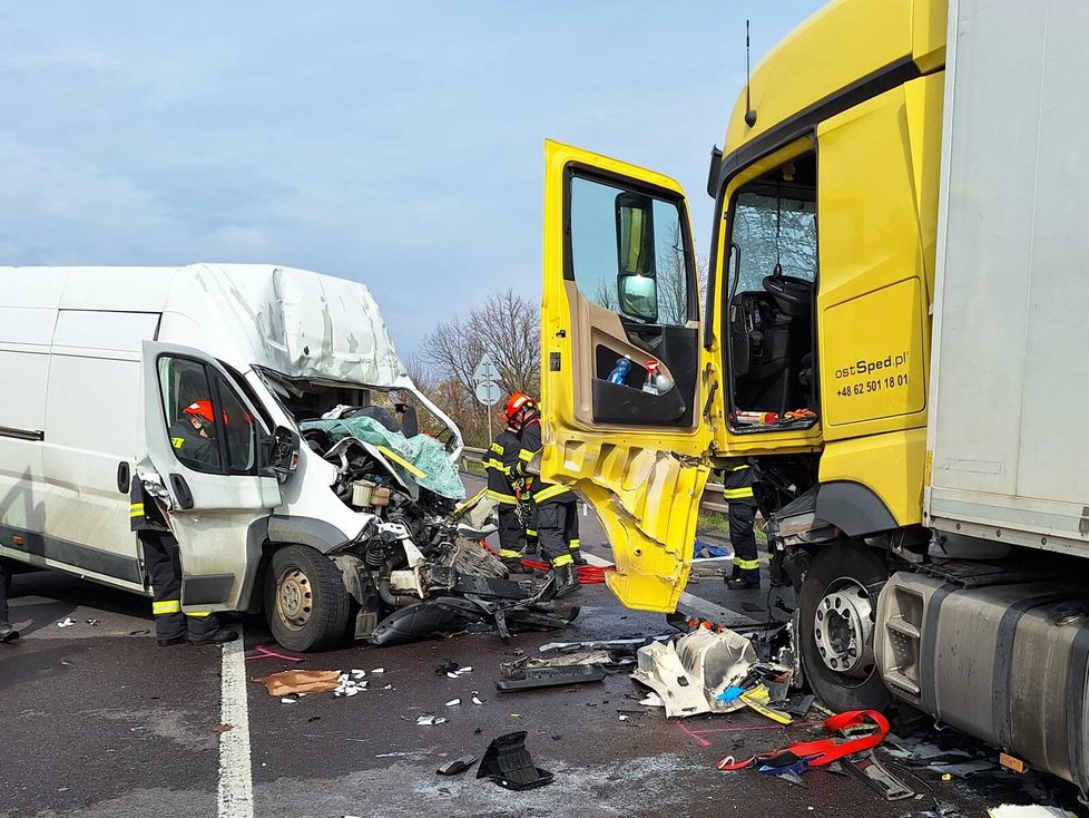 Řidič (†40) dodávky u Perné na Břeclavsku nepřežil srážku s kamionem