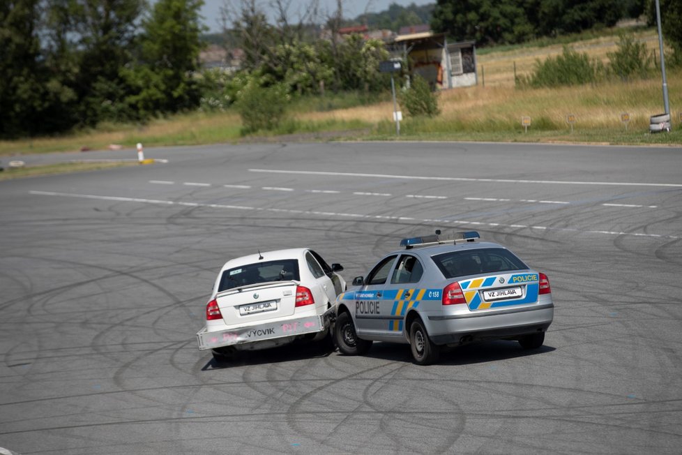 Policisté na polygonu v Hradci Králové. Ukázka PIT manévru.