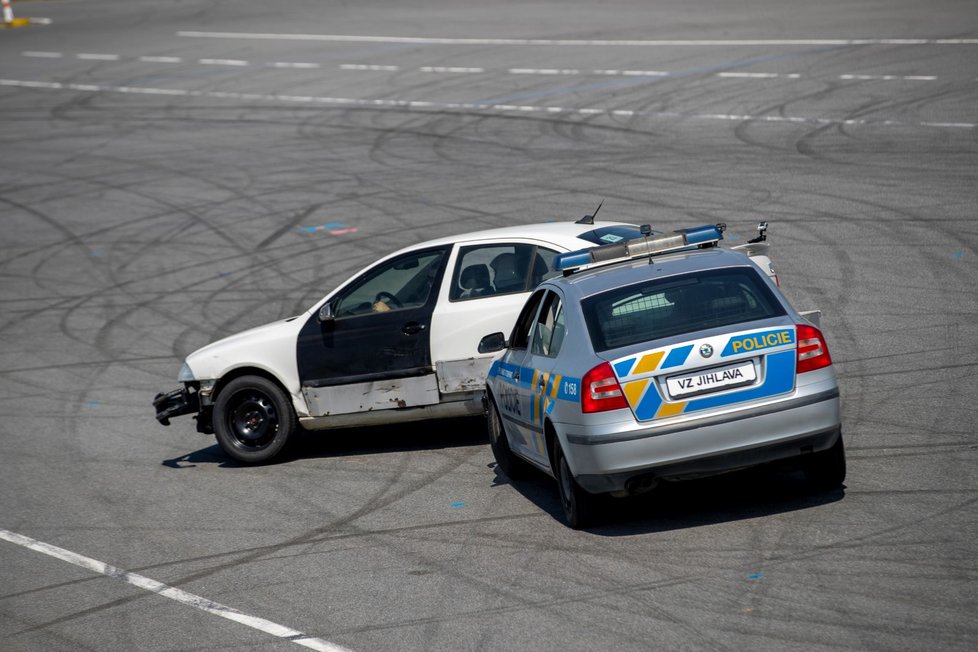 Policisté na polygonu v Hradci Králové. Ukázka PIT manévru.