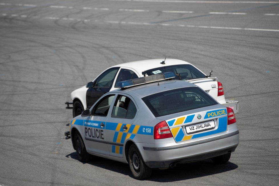 Policisté na polygonu v Hradci Králové. Ukázka PIT manévru.