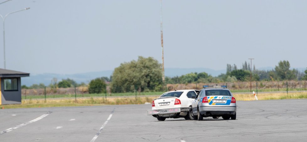 Policisté na polygonu v Hradci Králové. Ukázka PIT manévru.