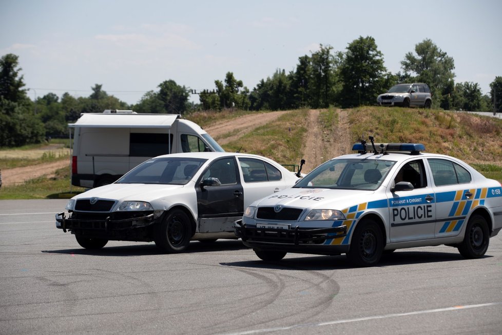 Policisté na polygonu v Hradci Králové. Ukázka PIT manévru.