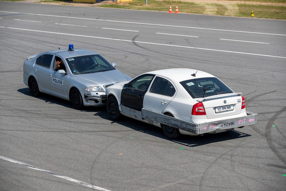 Policisté na polygonu v Hradci Králové. Ukázka PIT manévru.