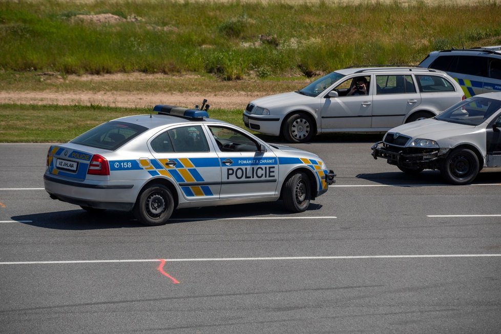 Policisté na polygonu v Hradci Králové. Ukázka PIT manévru.