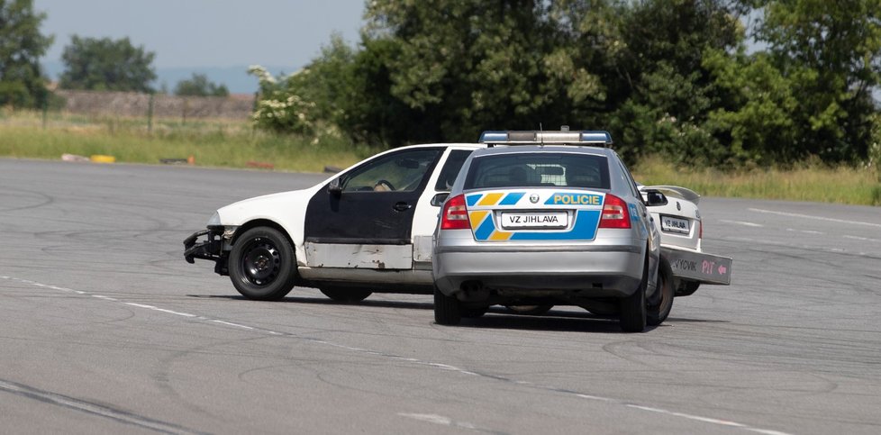 Policisté na polygonu v Hradci Králové. Ukázka PIT manévru.