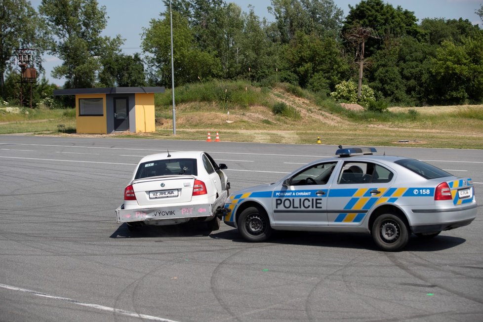 Policisté na polygonu v Hradci Králové. Ukázka PIT manévru.