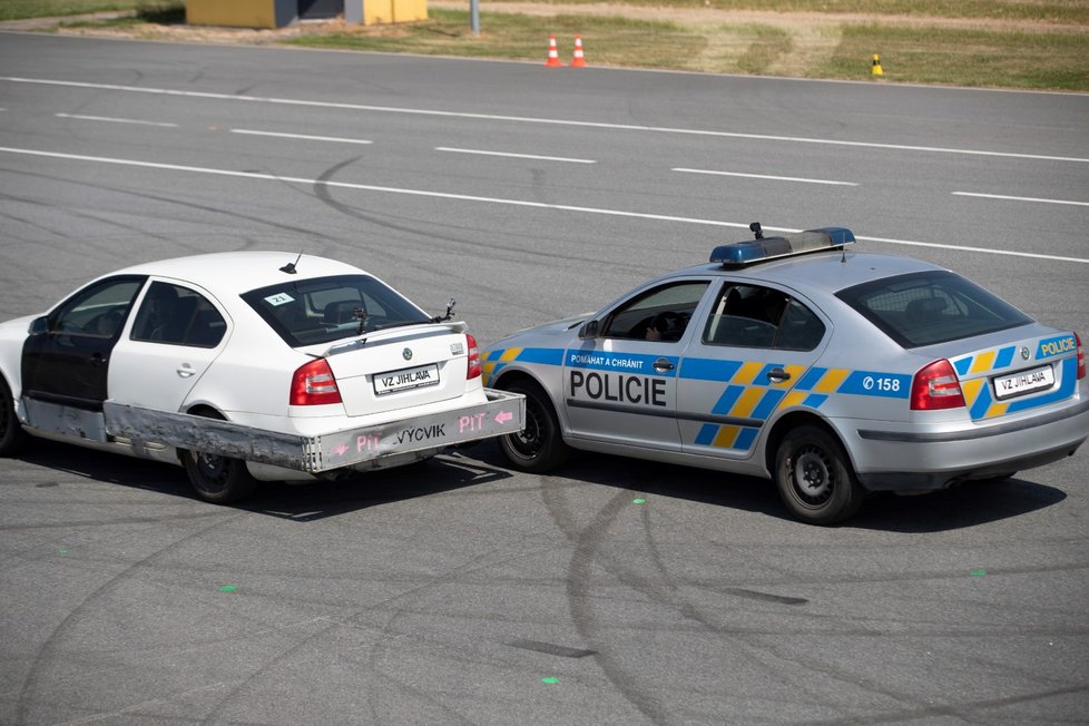 Policisté na polygonu v Hradci Králové. Ukázka PIT manévru.