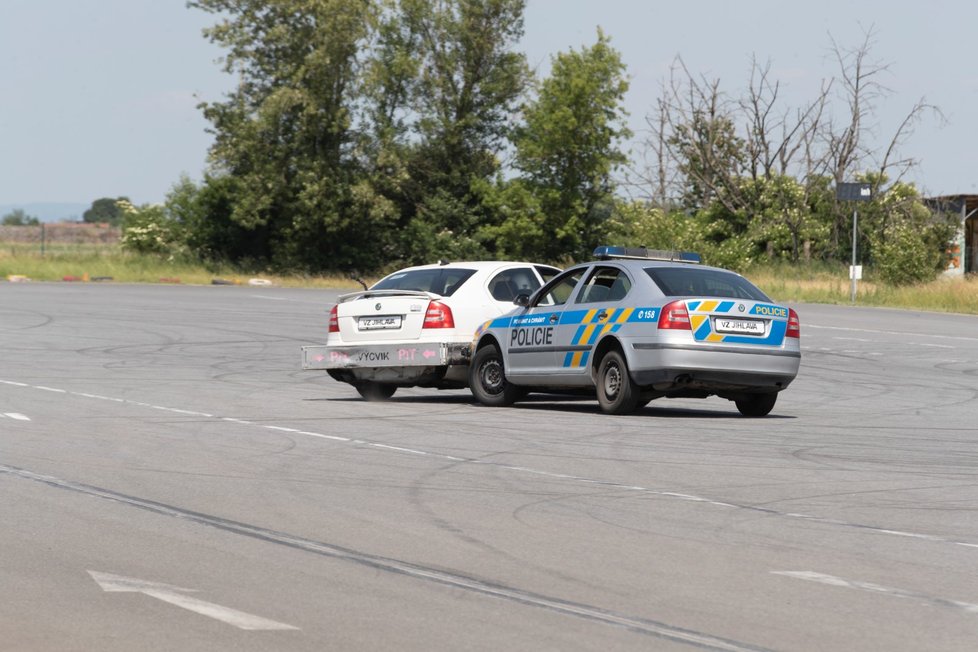 Policisté na polygonu v Hradci Králové. Ukázka PIT manévru.