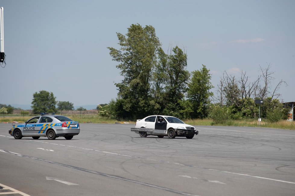 Policisté na polygonu v Hradci Králové. Ukázka PIT manévru.