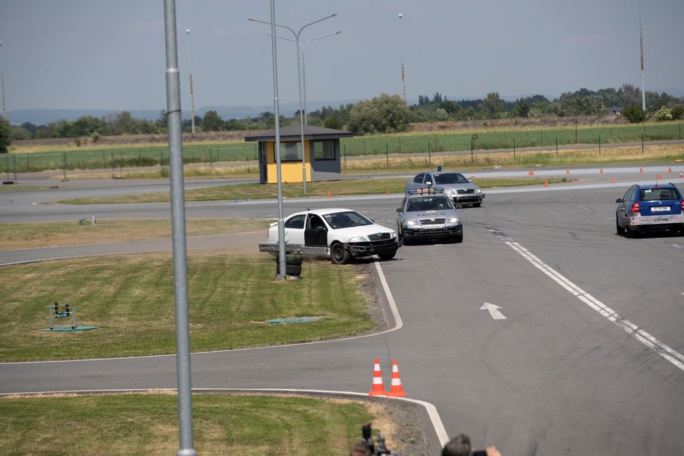 Policisté na polygonu v Hradci Králové. Ukázka PIT manévru.