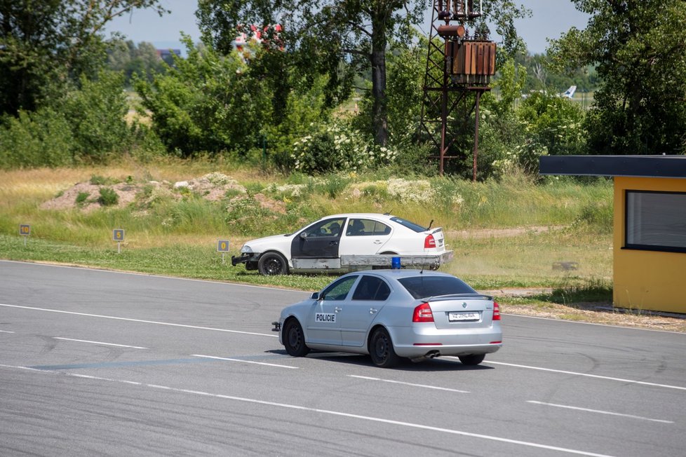 Policisté na polygonu v Hradci Králové. Ukázka PIT manévru.