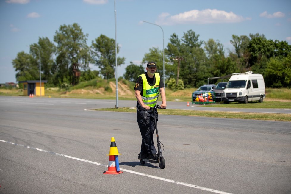 Policisté na polygonu v Hradci Králové. Ukázka PIT manévru.