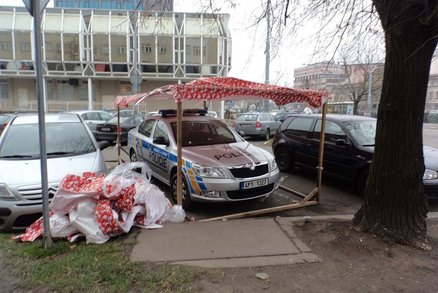 Čtyři maskovaní Santové: Z policejního auta udělali dárek