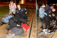 Policisté zachránili mladíka v bezvědomí: Spadl do tramvajového kolejiště!