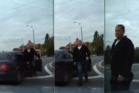 Policista vytáhl na řidiče zbraň: Inspekce ho žene před soud!