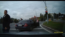 Za zády měl policista se zbraní kolegu, údajně šéfa plzeňské zásahovky.