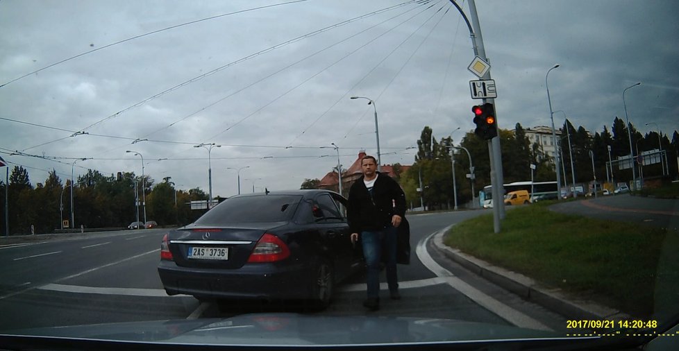 Za zády měl policista se zbraní kolegu, údajně šéfa plzeňské zásahovky.