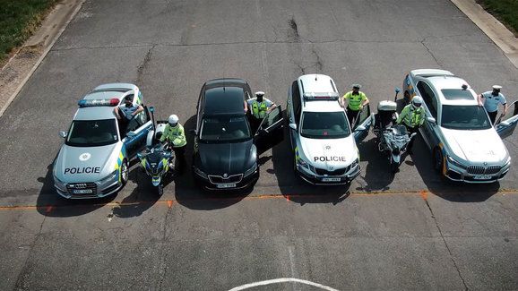 Víte, které policejní auto je nejrychlejší? Mrkněte na netradiční test české policie