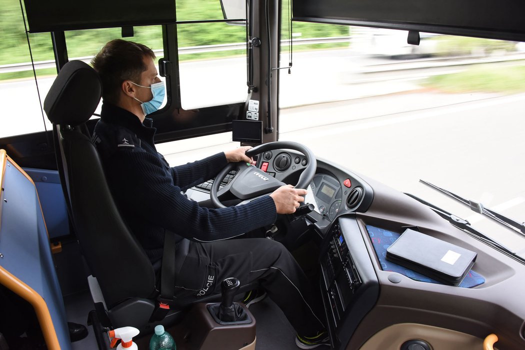 Dohled nad dopravou z policejního autobusu