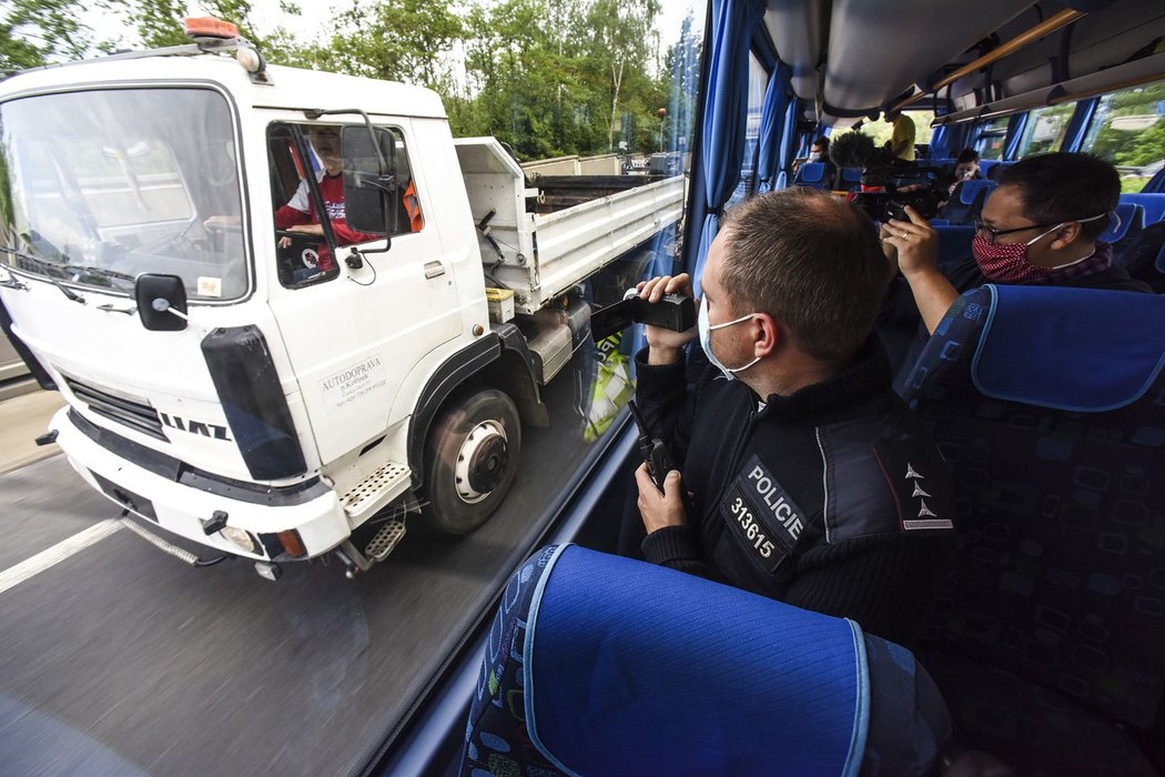 Dohled nad dopravou z policejního autobusu