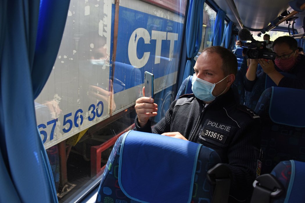 Dohled nad dopravou z policejního autobusu