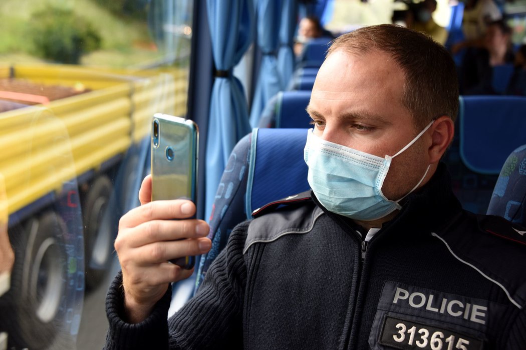 Dohled nad dopravou z policejního autobusu