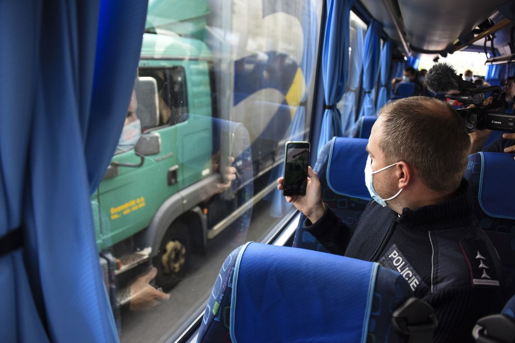 Dohled nad dopravou z policejního autobusu