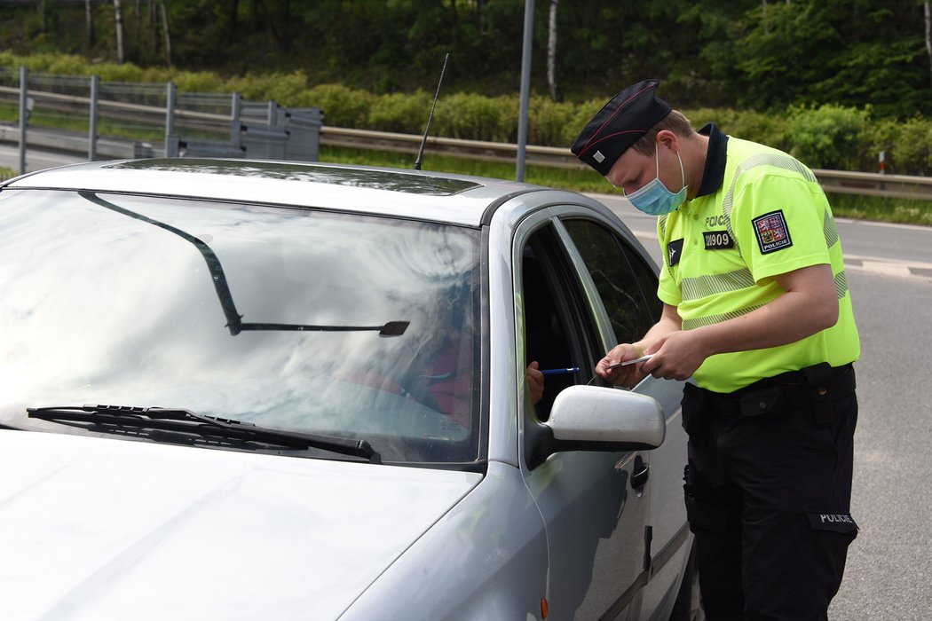 Dohled nad dopravou z policejního autobusu