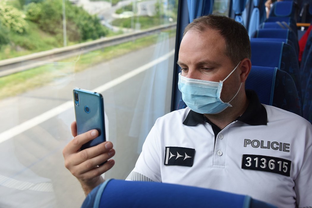 Dohled nad dopravou z policejního autobusu