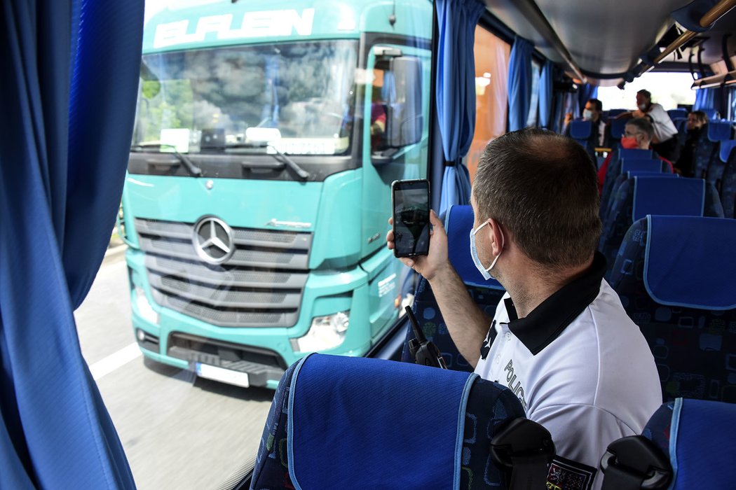 Dohled nad dopravou z policejního autobusu