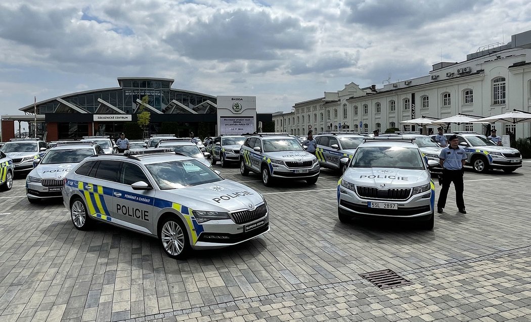 Policisté si převzali nové Superby a Kodiaqy