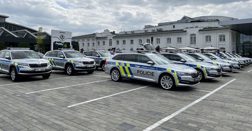 Policisté si převzali nové Superby a Kodiaqy