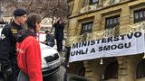 Aktivisté vylezli na budovu ministerstva průmyslu a obchodu. Udělali z něj „ministerstvo uhlí a smogu“