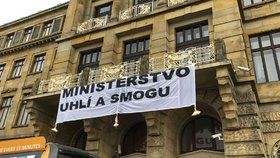 Ekoaktivisté protestují před ministerstvy. Šplhali s transparentem na balkon, zasáhla policie