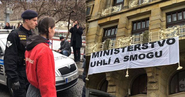 Aktivisté vylezli na budovu ministerstva průmyslu a obchodu. Udělali z něj „ministerstvo uhlí a smogu“